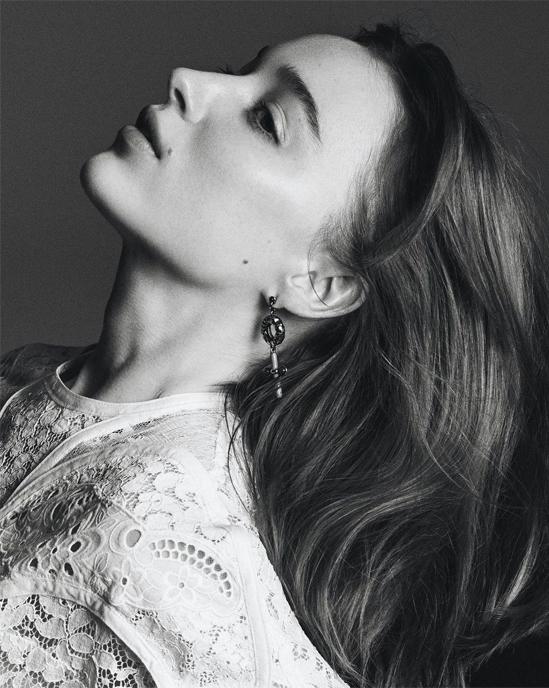 Người đẹp đã thể hiện nhiều cảnh giường chiếu táo bạo trong phim "Bridgeton" với bạn diễn nam. Những cảnh quay tốn nhiều sức lực và chứa đựng sự nhạy cảm nhưng Phoebe chấp nhận vì cô hiểu cảnh "nóng" cần thiết cho câu chuyện phim.