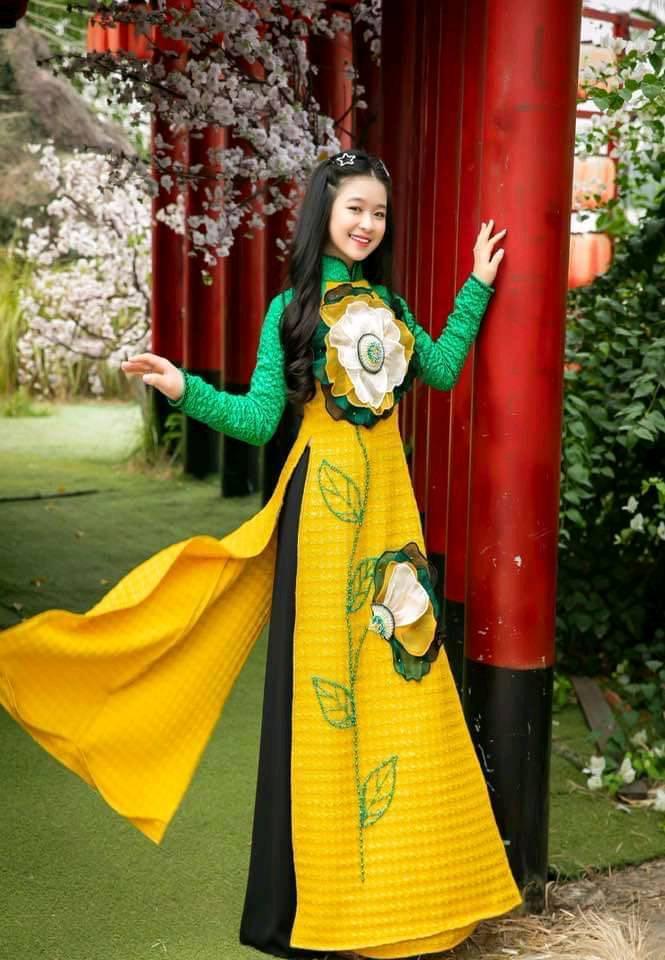 Bất ngờ ngoại hình già dặn của Tiểu hoa khôi nhí Tây Đô ở tuổi 13-5