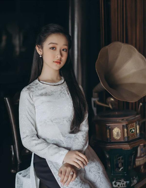 Bất ngờ ngoại hình già dặn của Tiểu hoa khôi nhí Tây Đô ở tuổi 13-2