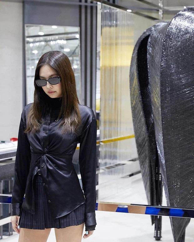 Jennie BLACKPINK đi sự kiện: Kín bưng phần trên vẫn sexy xịt máu mũi, ảnh hậu trường còn choáng hơn-1