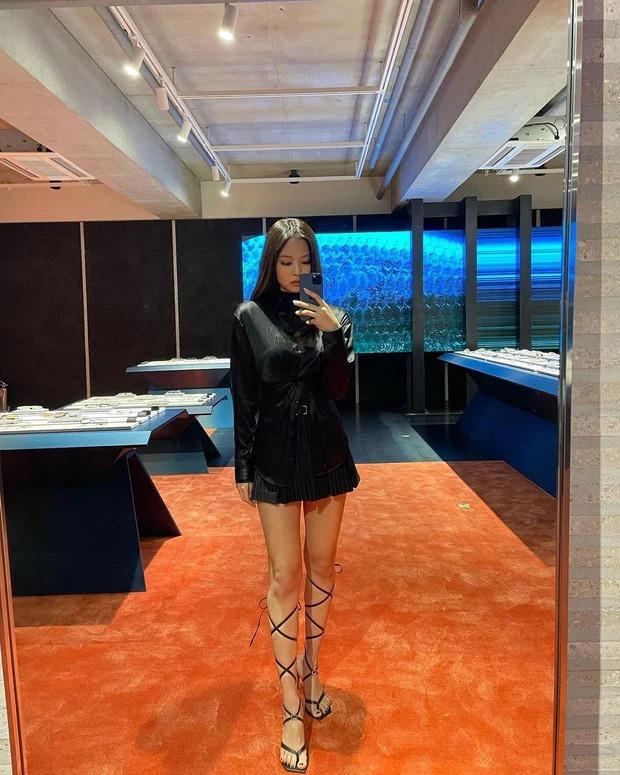 Jennie BLACKPINK đi sự kiện: Kín bưng phần trên vẫn sexy xịt máu mũi, ảnh hậu trường còn choáng hơn-10