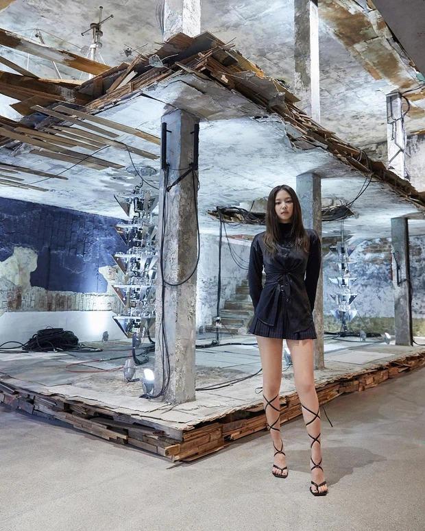 Jennie BLACKPINK đi sự kiện: Kín bưng phần trên vẫn sexy xịt máu mũi, ảnh hậu trường còn choáng hơn-3