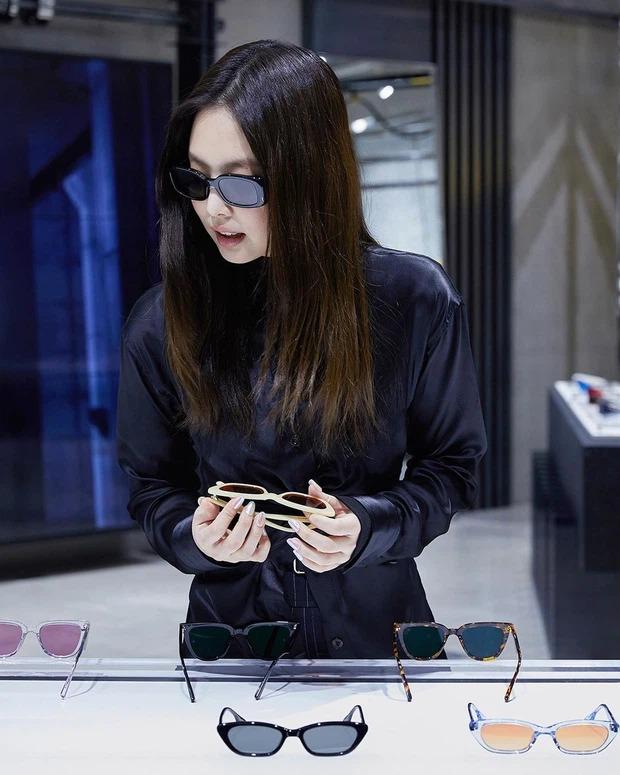 Jennie BLACKPINK đi sự kiện: Kín bưng phần trên vẫn sexy xịt máu mũi, ảnh hậu trường còn choáng hơn-4