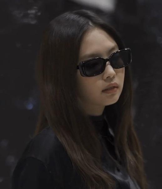 Jennie BLACKPINK đi sự kiện: Kín bưng phần trên vẫn sexy xịt máu mũi, ảnh hậu trường còn choáng hơn-5