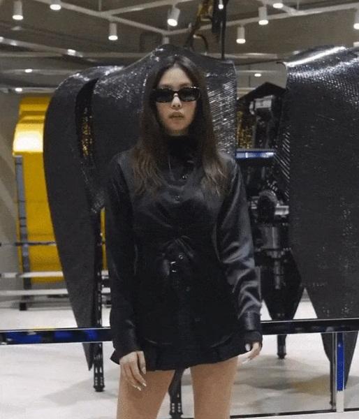 Jennie BLACKPINK đi sự kiện: Kín bưng phần trên vẫn sexy xịt máu mũi, ảnh hậu trường còn choáng hơn-6