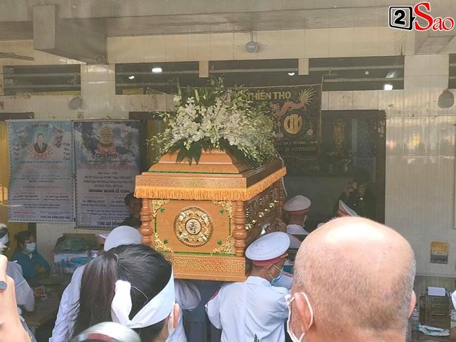 Vợ sắp cưới khóc ngất khi đưa linh cữu diễn viên Hải Đăng hỏa thiêu-10