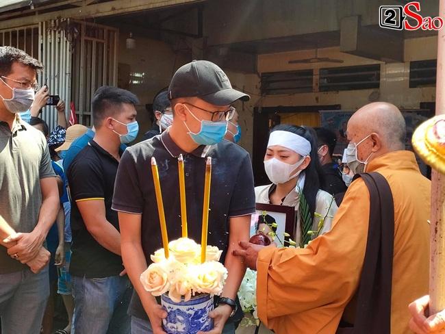 Vợ sắp cưới khóc ngất khi đưa linh cữu diễn viên Hải Đăng hỏa thiêu-11