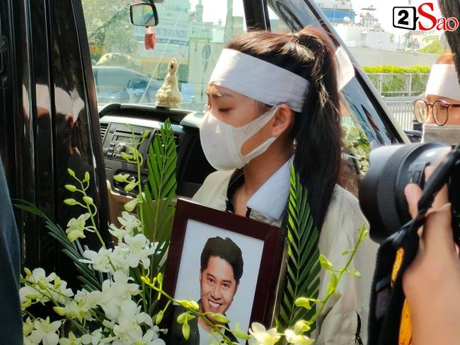 Vợ sắp cưới khóc ngất khi đưa linh cữu diễn viên Hải Đăng hỏa thiêu-15