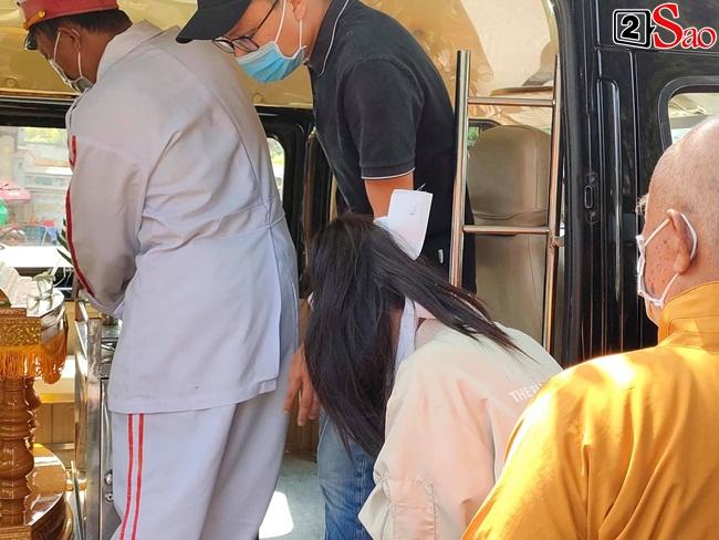 Vợ sắp cưới khóc ngất khi đưa linh cữu diễn viên Hải Đăng hỏa thiêu-16