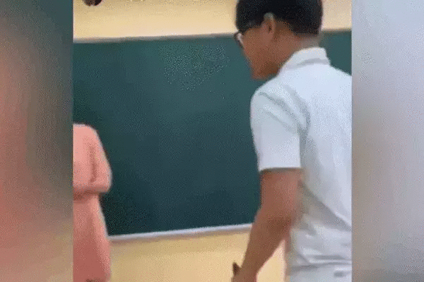 Vụ tát giáo viên: Gia đình khó khăn, nam sinh biểu hiện trầm cảm nên được tiếp tục đi học-2