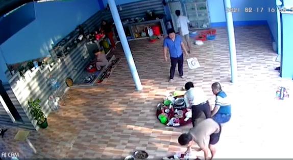 Người đàn ông ngã sấp mặt vào mâm cơm: Vừa thương vừa buồn cười-1