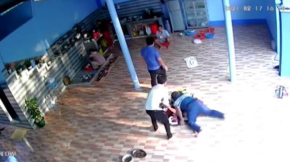 Người đàn ông ngã sấp mặt vào mâm cơm: Vừa thương vừa buồn cười-2