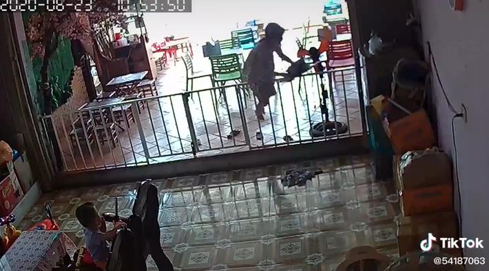 Người đàn ông ngã sấp mặt vào mâm cơm: Vừa thương vừa buồn cười-3