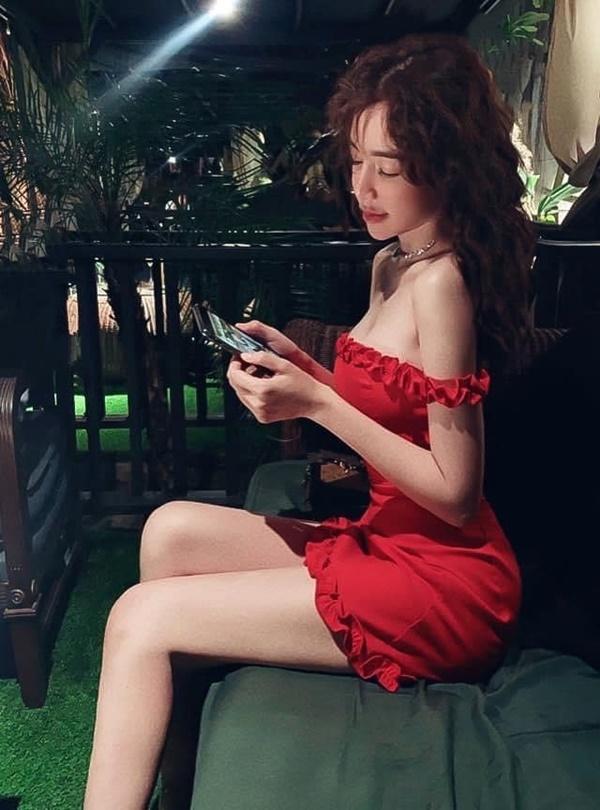 Elly Trần khoe vòng 1 