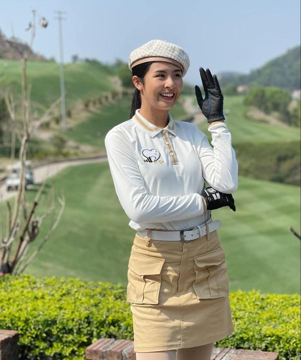 Hoa hậu Ngọc Hân đi tập golf với hình ảnh cá tính.