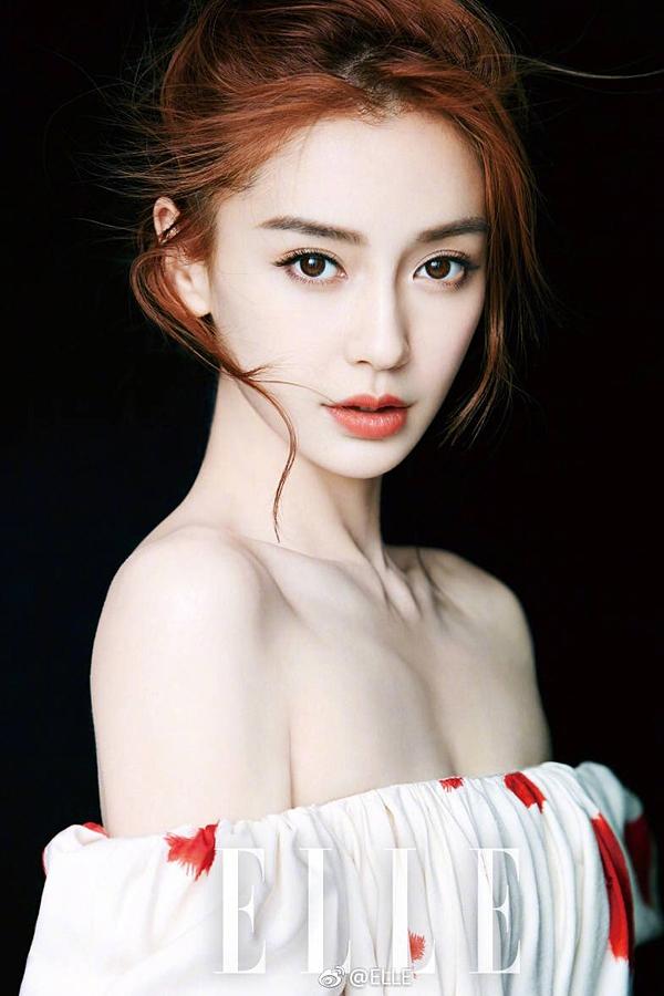 Bố của Angelababy là người Đức còn mẹ là người Trung Quốc. Dù gặp tranh cãi về diễn xuất nhưng không thể phủ nhận nhan sắc vừa sắc sảo, vừa ngọt ngào của bà xã Huỳnh Hiểu Minh.