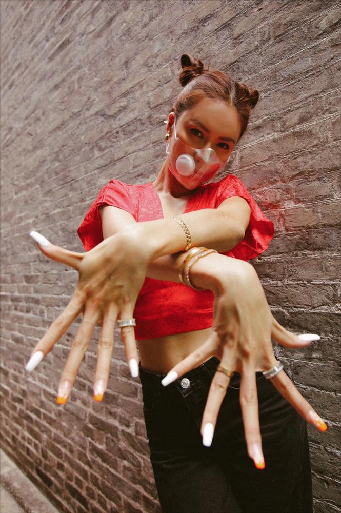 Hoàng Thùy thả like bài đăng anti-fan cà khịa Minh Tú giữa ồn ào mặc hở-4