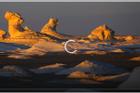 Video: Chiêm ngưỡng những khối đá kỳ lạ ở sa mạc trắng