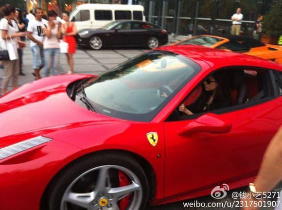 Sở hữu tài sản ngàn tỷ nhưng thánh tiết kiệm Lưu Diệc Phi vẫn dùng chiếc áo phao cổ lỗ sĩ đến 10 năm-10