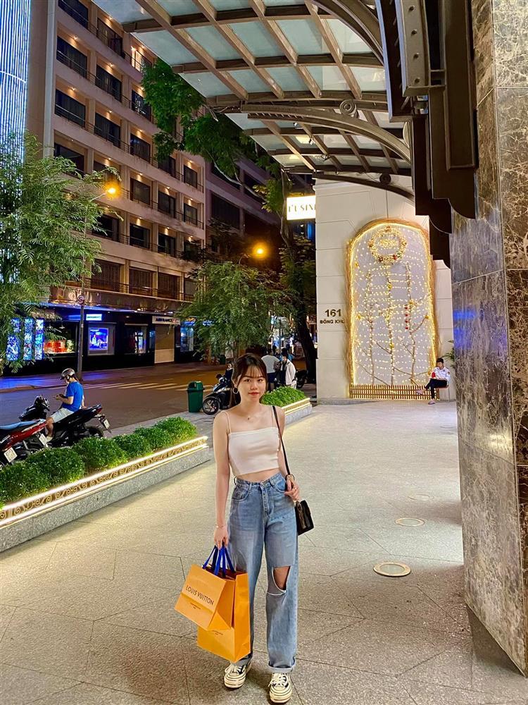 Bồ cũ Quang Hải vòng 1 ngồn ngộn như muốn nhảy khỏi áo-2