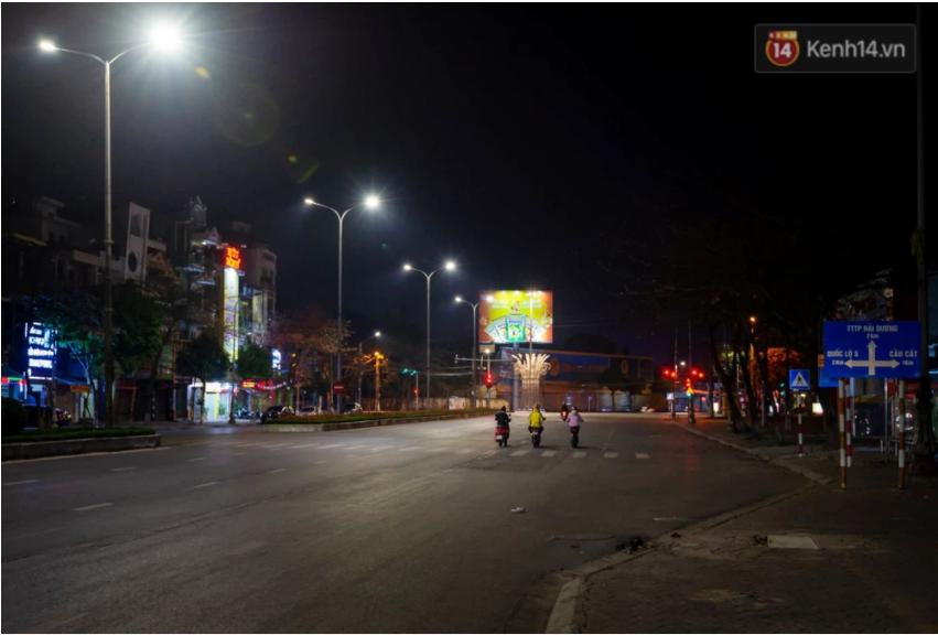 20h tối, đường Nguyễn Lương Bằng đầu ngã tư nhà máy sứ bình thường nhộn nhịp tấp nập nhưng trong thời điểm này vắng vẻ, thi thoảng mới có người qua lại