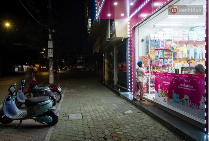Mọi hàng quán đều đóng cửa, chỉ các cửa hàng bán đồ thiết yếu mới mở cửa