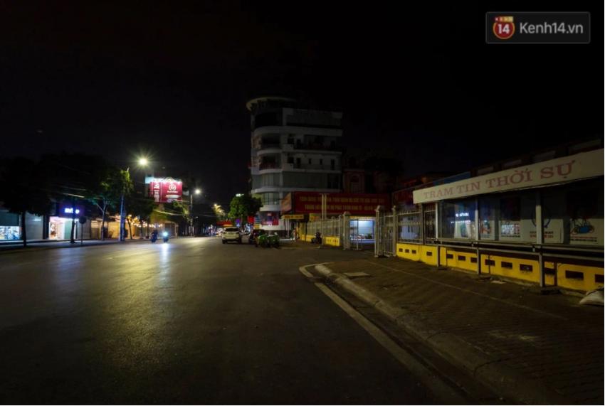 Đường Phạm Ngũ Lão là con phố nhộn nhịp bậc nhất Hải Dương, vào ngày thường thì bên trái là một loạt các cửa hàng, cafe, trà sữa cho giới trẻ. Còn bên phải chỗ bảng tin là nơi người ta bán những món ăn vặt nhưng nay không một bóng người