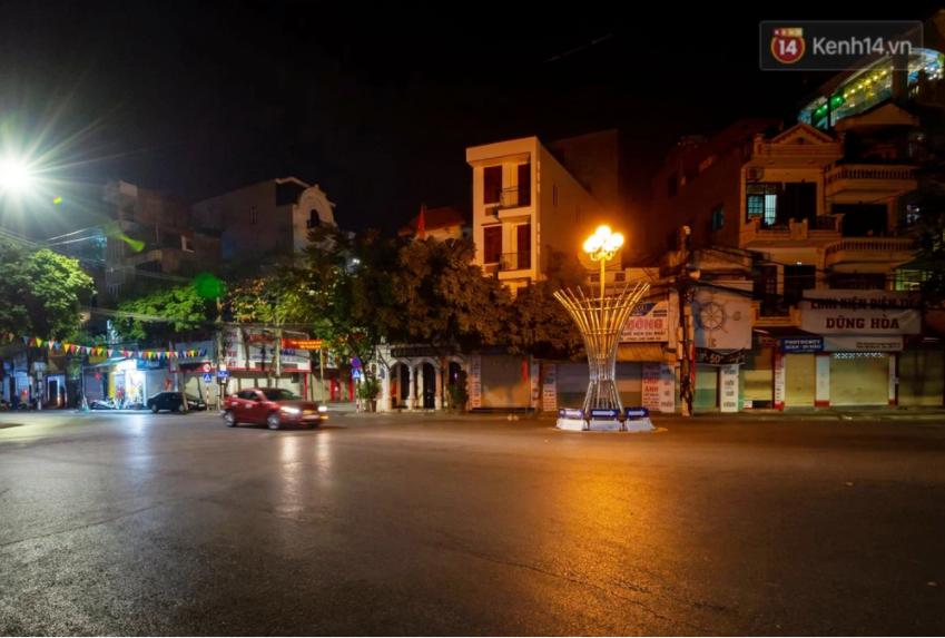 Khu vực ngã 6 gần chợ Chương Mỹ vắng lặng