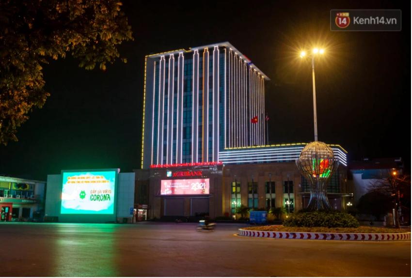 Màn hình led chiếu clip phòng chống Covid-19 trước một trụ sở đơn vị