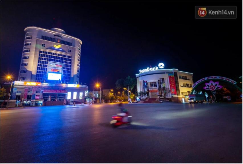 Ngã 6 tổng hợp thi thoảng mới có một bóng xe qua