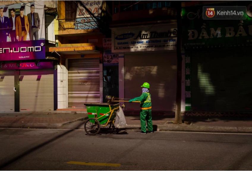 Chỉ có những người công nhân vệ sinh môi trường với trang bị kín đáo ra đường dọn dẹp