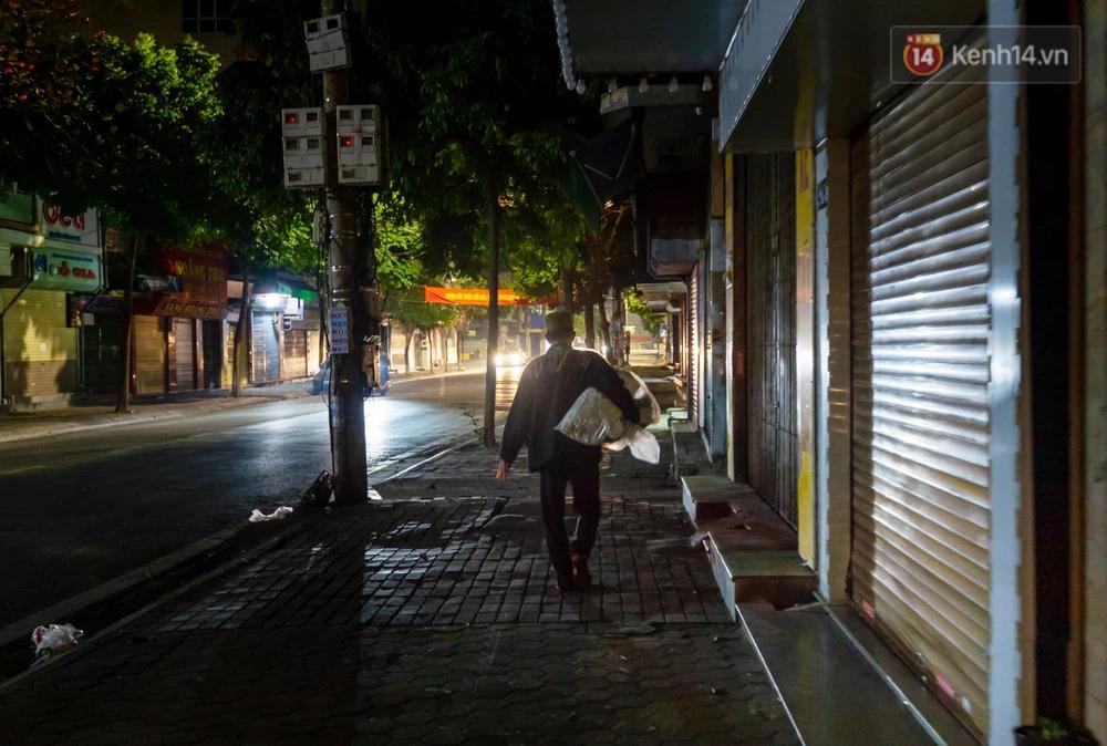Những con phố sầm uất, cửa hiệu thời trang, đồ điện tử từ hàng chục năm nay đã tạm đóng cửa