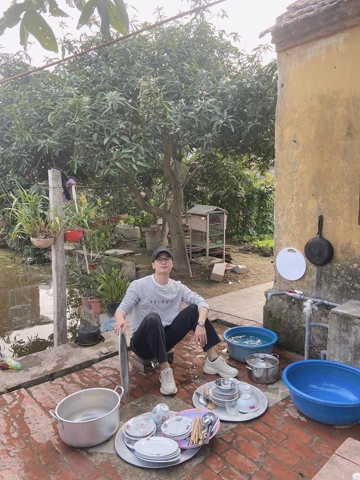 29 tuổi chưa có bồ, nam thanh niên bị phụ huynh bắt rửa cả núi bát một mình-2