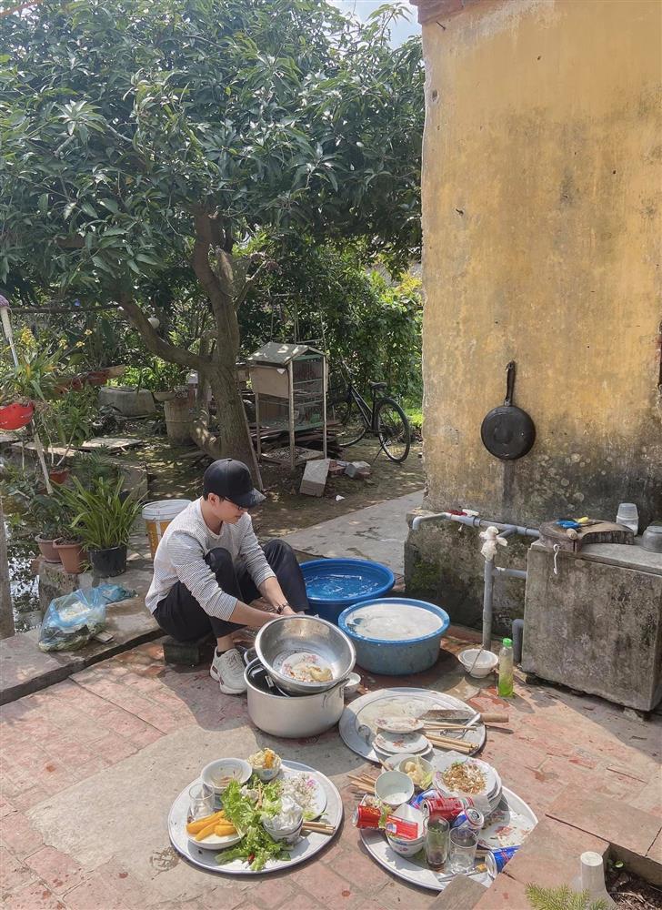 29 tuổi chưa có bồ, nam thanh niên bị phụ huynh bắt rửa cả núi bát một mình-1