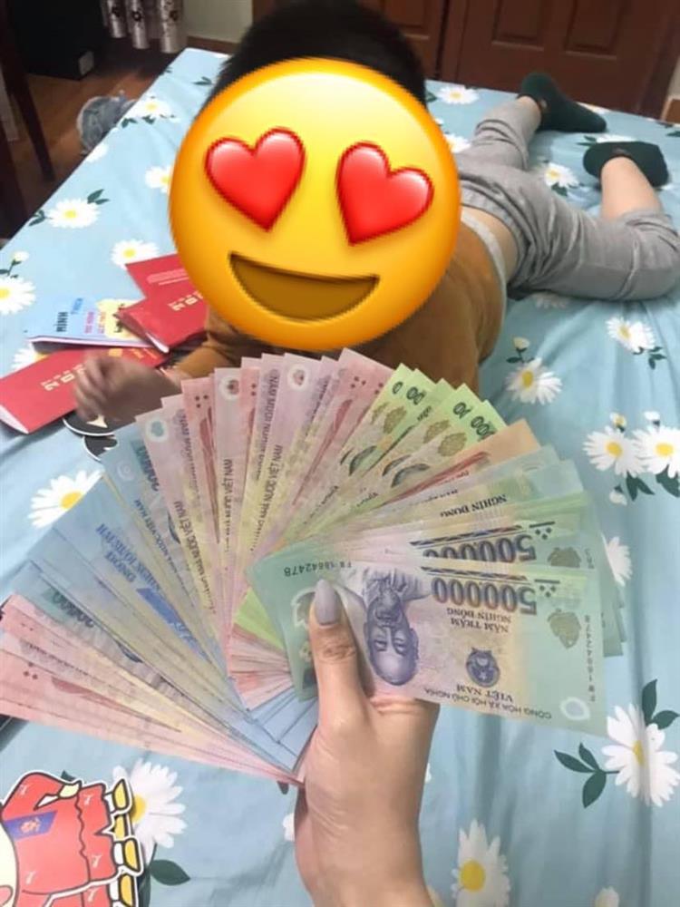 Phụ huynh hài hước khoe lì xì của các lao động chính trong gia đình-1