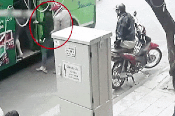 Video: Trộm cắp lộng hành, móc túi hành khách đi xe buýt ở Hà Nội
