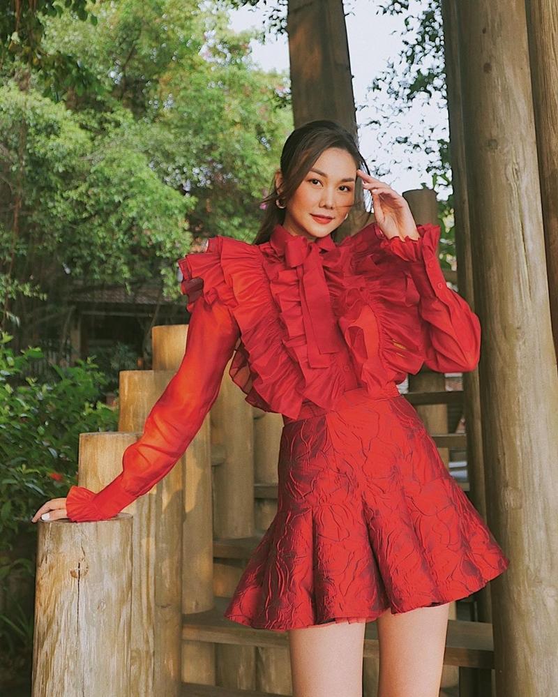 Street style nhuốm sắc đỏ ngày khai xuân của dàn mỹ nhân Việt-1