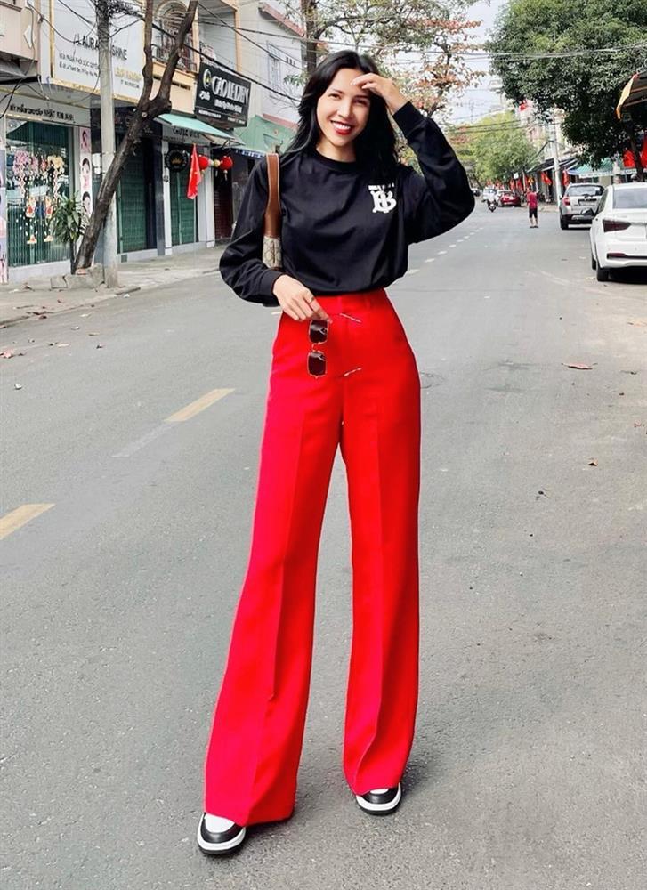 Street style nhuốm sắc đỏ ngày khai xuân của dàn mỹ nhân Việt-3