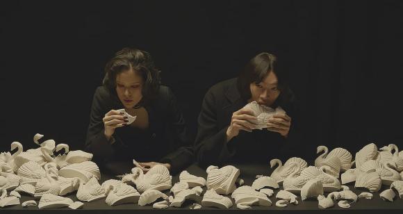 Gucci bị tố ăn cắp ý tưởng nghệ sĩ Việt, nhìn ảnh gốc mới thấy hàng fake quá phèn-11