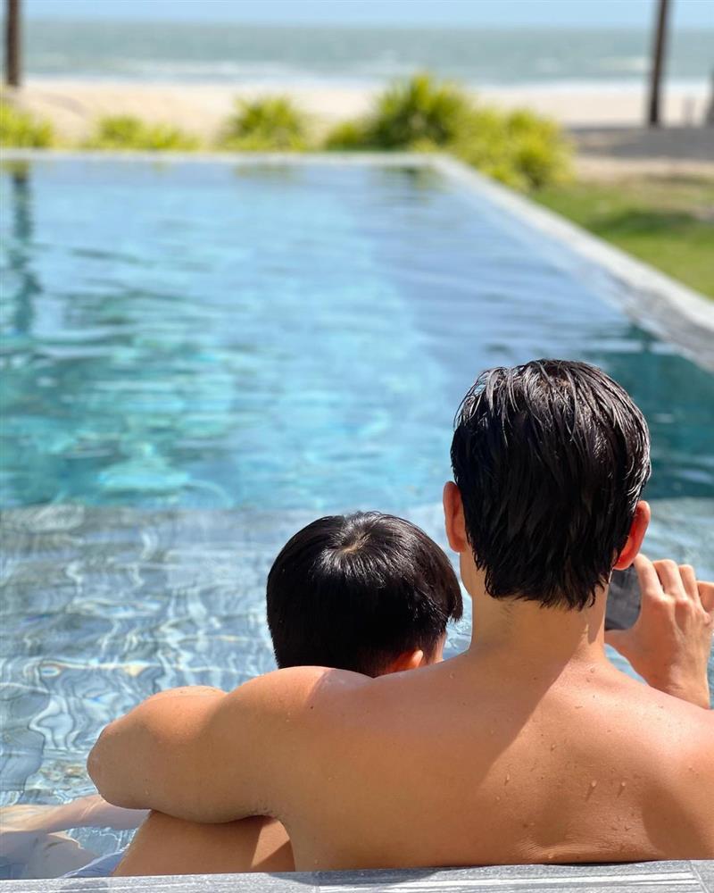 Gia đình Hà Hồ - Kim Lý đi biển, ảnh Subeo thơm má bố dượng gây sốt-1