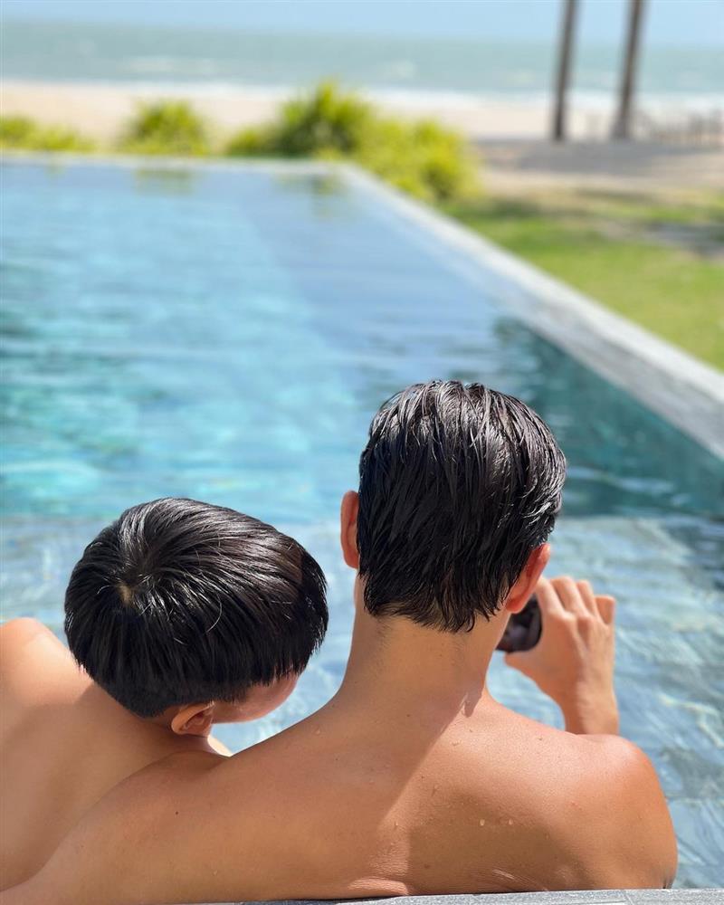 Gia đình Hà Hồ - Kim Lý đi biển, ảnh Subeo thơm má bố dượng gây sốt-2