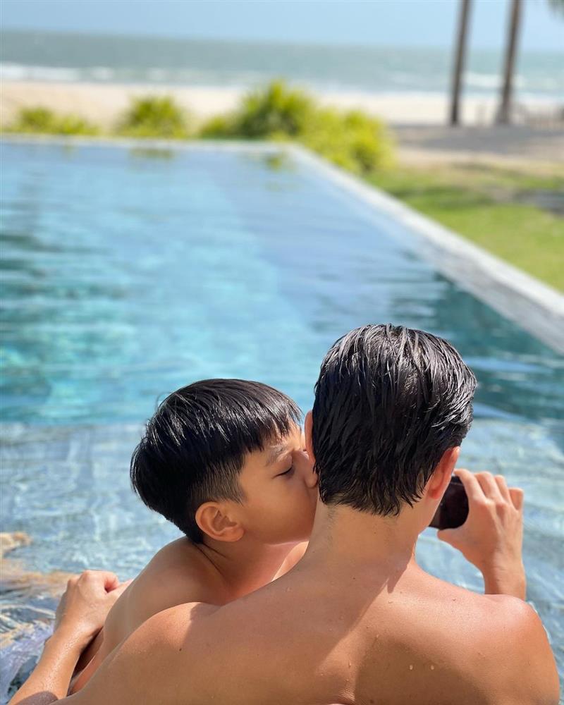 Gia đình Hà Hồ - Kim Lý đi biển, ảnh Subeo thơm má bố dượng gây sốt-3