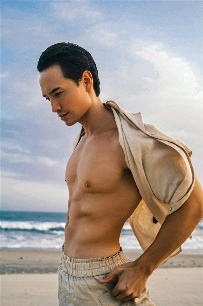 Gia đình Hà Hồ - Kim Lý đi biển, ảnh Subeo thơm má bố dượng gây sốt-9