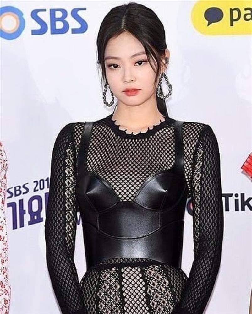 BLACKPINK được khen tới tấp khi diện nội y: Chẳng phô phang mà sang vô cùng!-2