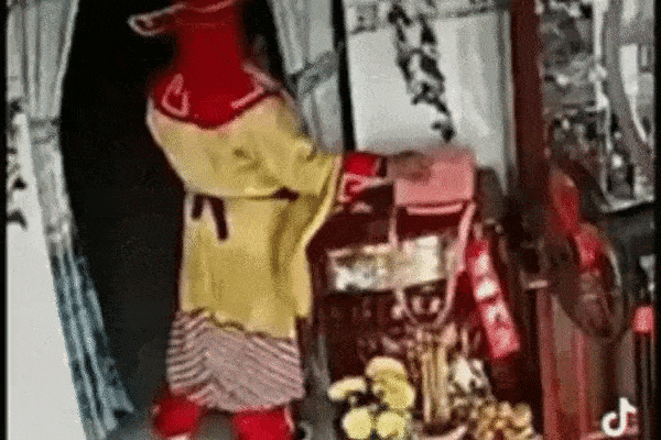 Clip: Cặp đôi phối hợp trộm nhẫn quý cực kỳ tinh vi tại cửa hàng trang sức-1