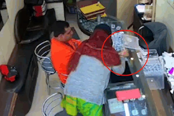 Clip: Cặp đôi phối hợp trộm nhẫn quý cực kỳ tinh vi tại cửa hàng trang sức