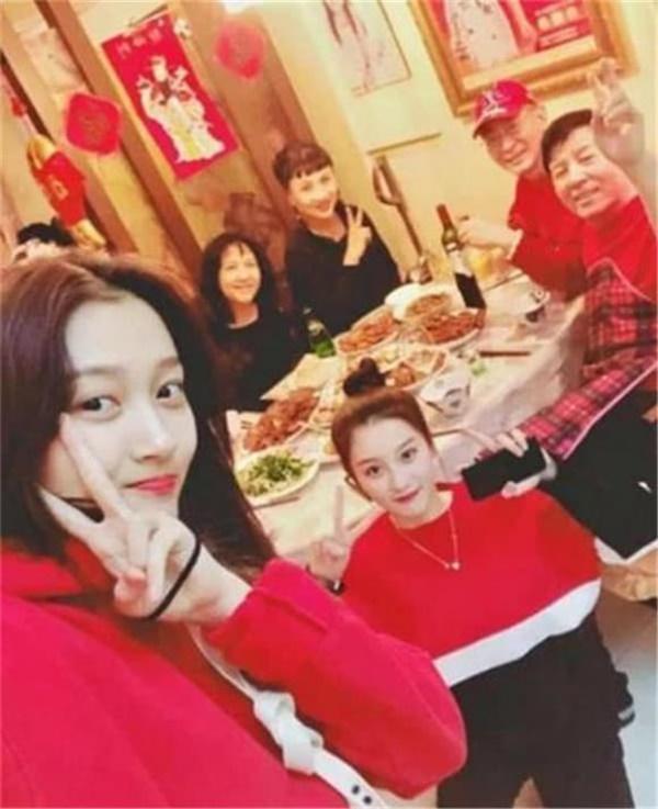 Con gái Lục Tiểu Linh Đồng gần 30 tuổi chưa lập gia đình, ảnh lộ ra mới thấy ai mà có gan dám cưới-4