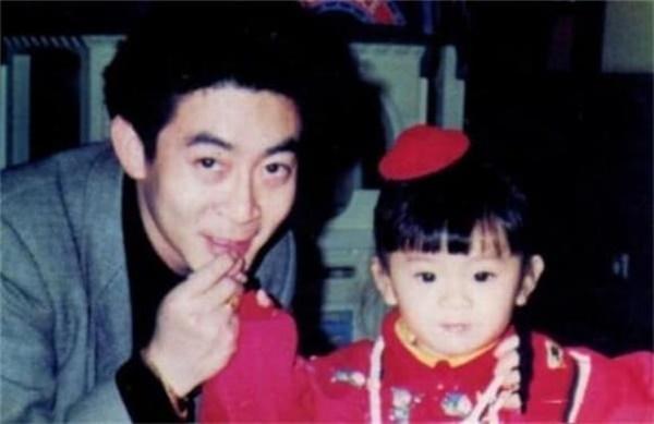 Con gái Lục Tiểu Linh Đồng gần 30 tuổi chưa lập gia đình, ảnh lộ ra mới thấy ai mà có gan dám cưới-8