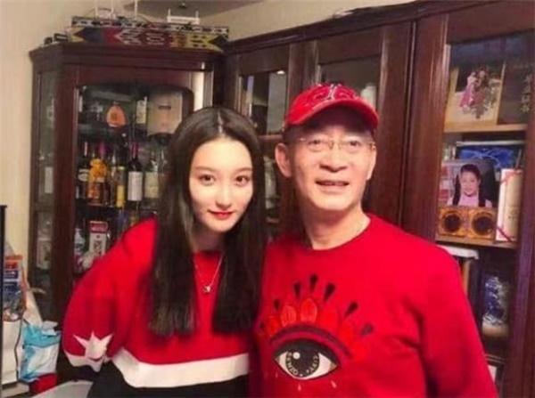 Con gái Lục Tiểu Linh Đồng gần 30 tuổi chưa lập gia đình, ảnh lộ ra mới thấy ai mà có gan dám cưới-9