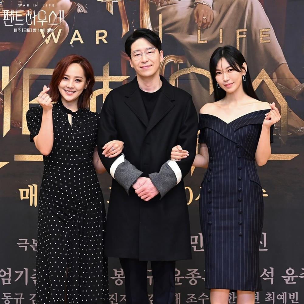 Style sao Hàn tuần qua: HyunA diện nội y khoe body bỏng mắt bên bạn trai-3